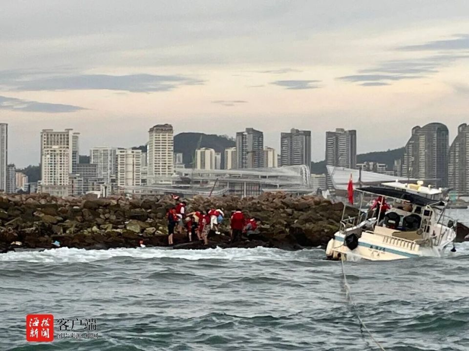 钓鱼游艇搁浅近岸礁石，10人遇险！海南紧急救援_腾讯新闻