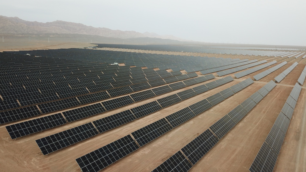 新华全媒我国首个万吨级光伏制氢项目投产