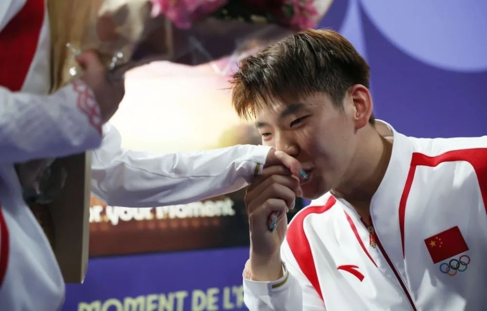 刘雨辰向黄雅琼现场求婚,中国队奖牌榜增加钻戒一枚!