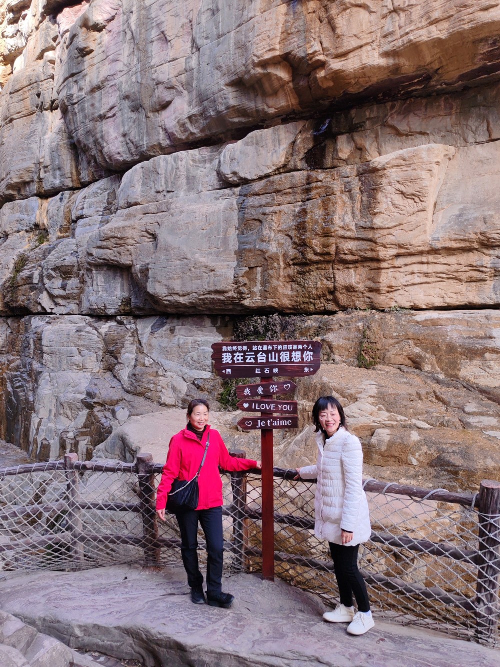 游客在云台山景区网红路牌前打卡 中国旅游报记者 曹燕 摄从"想你"到"