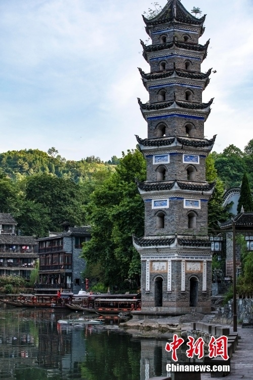 游客冒雨游览湖南凤凰古城,雨中古城别有一番韵味