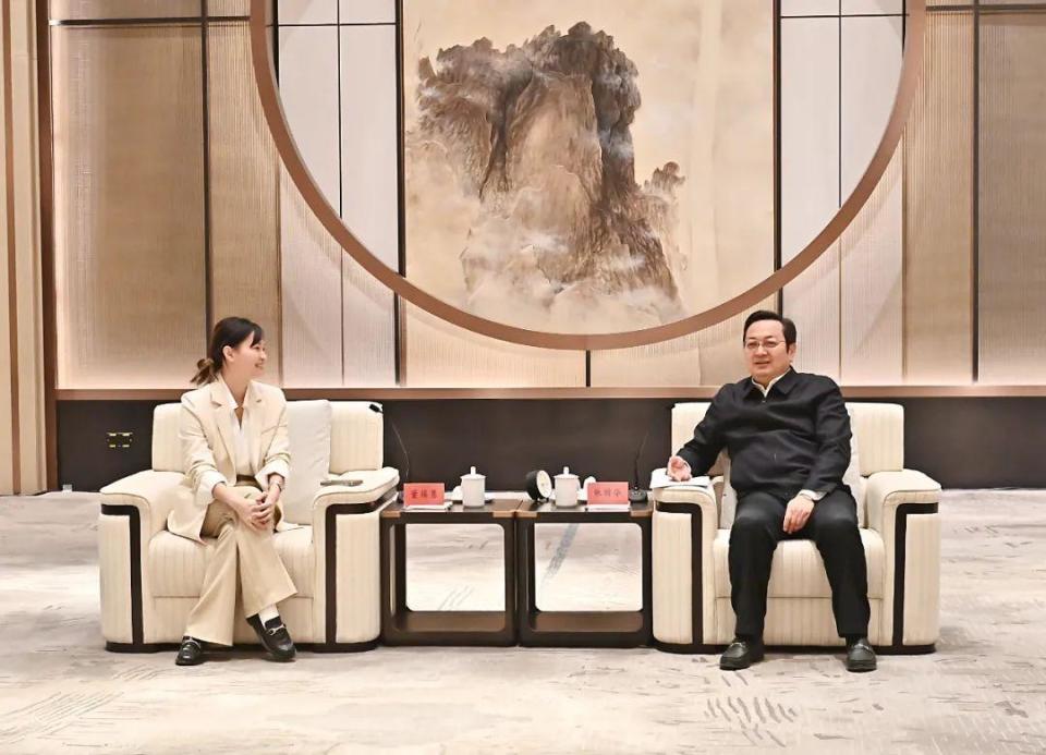 张国华与新加坡叶水福集团业务总监董蘋慧一行举行工作座谈