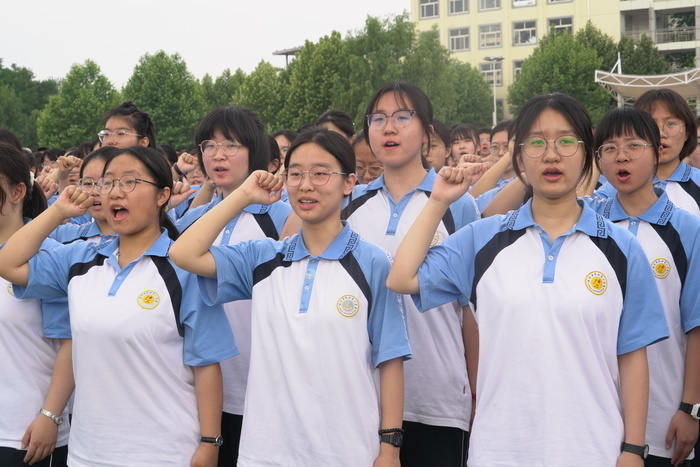 依山傍水,绿树成荫,是历城一中在济南教育圈独有的一张名片,每一个
