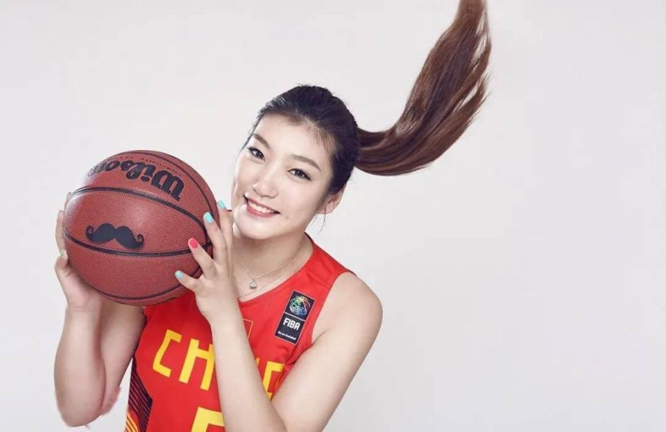 名记：大家都很佩服女篮领队张隆 能征服李梦必有所长_腾讯新闻