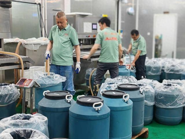 湖北日报讯（记者彭磊）5月18日，监利市荆楚明珠食品股份有限公司（以下称“荆楚明珠”）生产车间里，通过挑选、腌制、蛋黄分离、烘制等工序，一枚枚蛋黄从这里流向全国餐桌。作为国家级高新技术企业，荆楚明珠日加工蛋黄150万枚，蛋黄类产品产量居全省第一，销售突破2亿元。谁曾想，这家全省单项冠军因一纸罚单，险些遭遇灭顶之灾。2024年3月，由于污水排放不达标，荆楚明珠接到罚单，被勒令停产整顿一个月。当时公司
