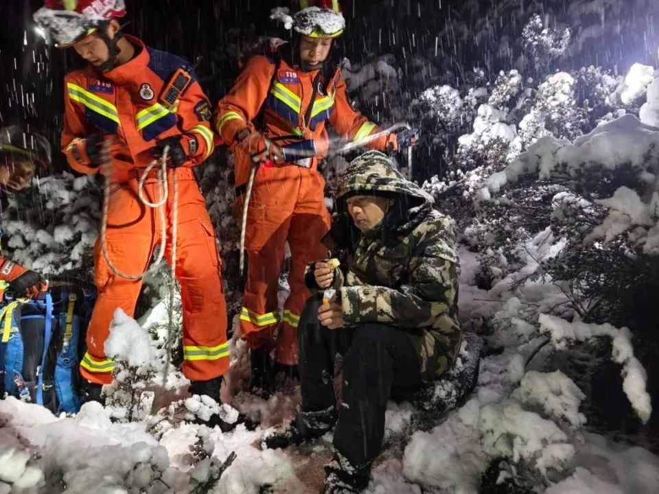 驴友被困海拔4200米雪山,阿坝消防凌晨冒雪救援