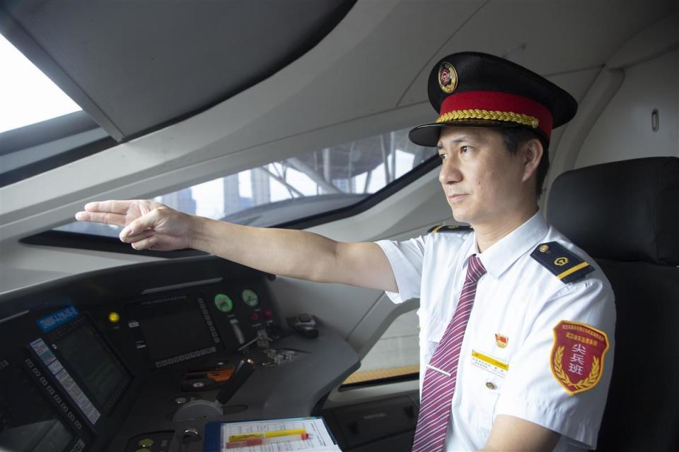 高铁司机是最忙碌的岗位之一,驾驶列车把旅客安全准点送达目的