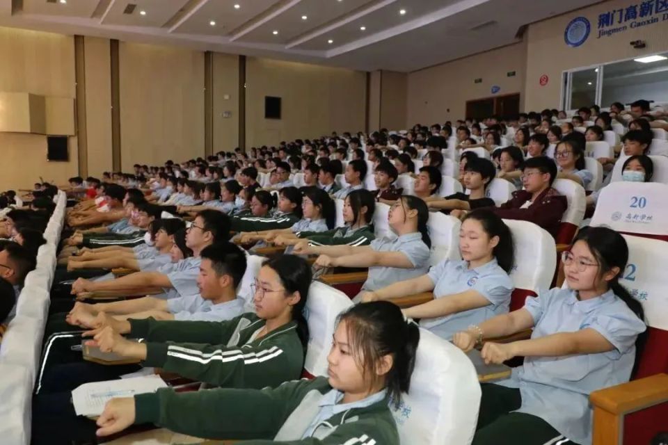 "迎考试·心助力"心理辅导专题讲座鄂州12355走进华容高中开展"12355