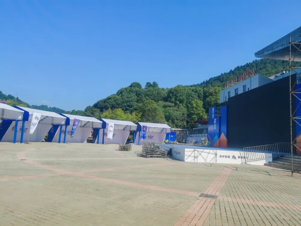 就在凤凰山文化广场