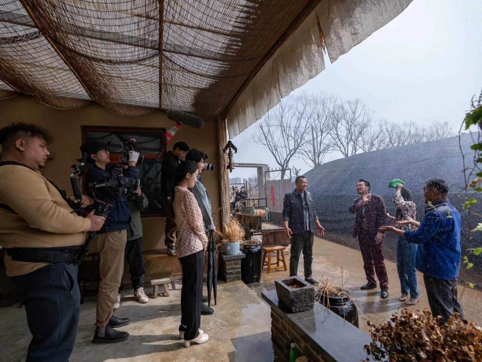 全国前三！每天约20部剧同时拍，郑州成微短剧高地丨微短剧观察_腾讯新闻