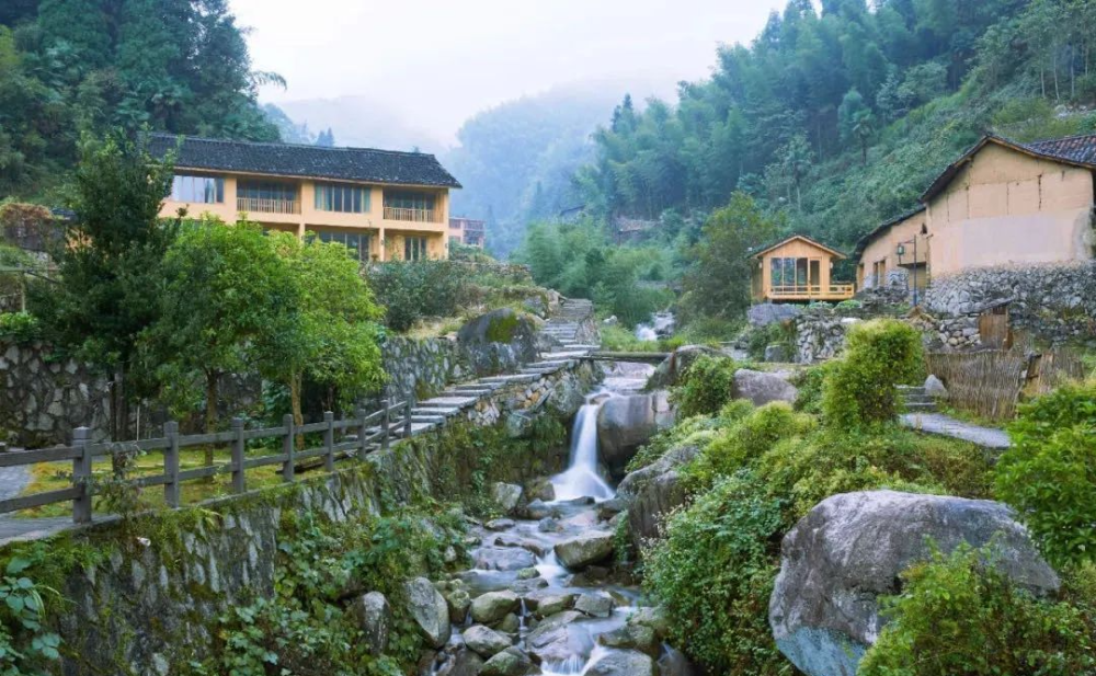 景区为主景观,这里有最美的曲线和最美的云海,梯田如链似带,从山脚盘