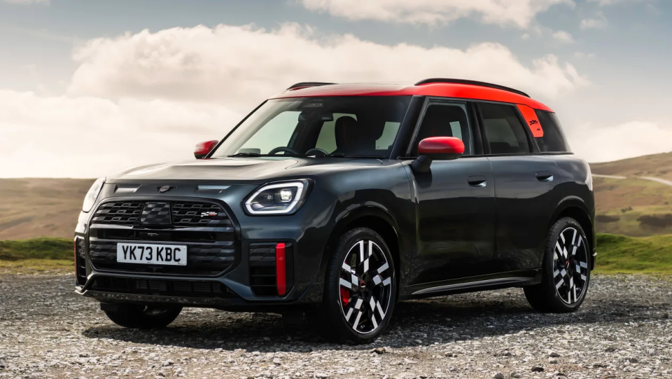 有态度但不便宜,全新mini jcw countryman实车图发布_腾讯新闻
