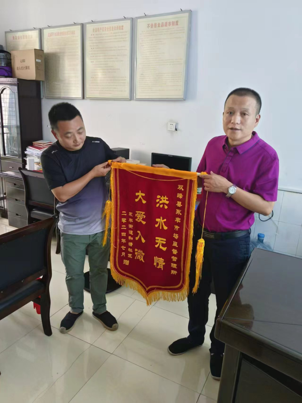 灾后,受灾社区向支援单位送来锦旗.
