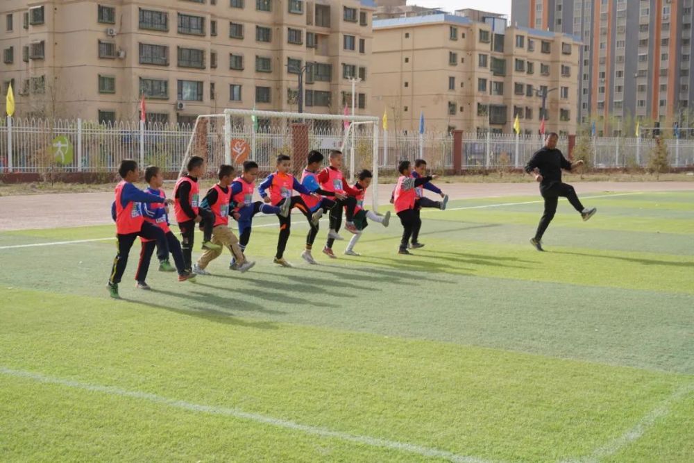 “海选未来”足球计划公益行选拔活动来到哈密