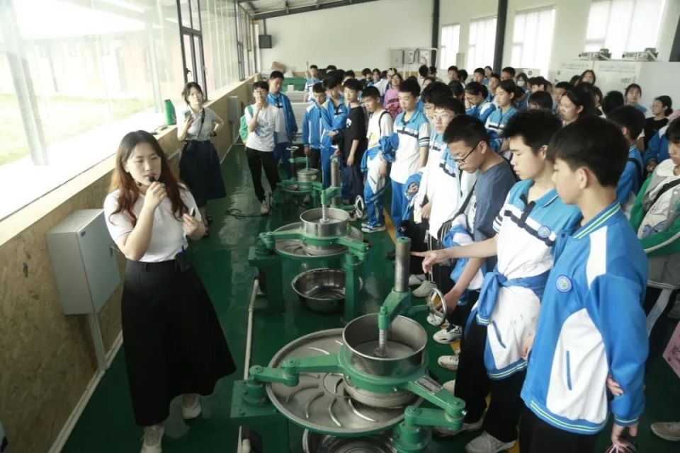 "天门,作为茶圣陆羽的故乡,是一座有着深厚文化底蕴的城市.