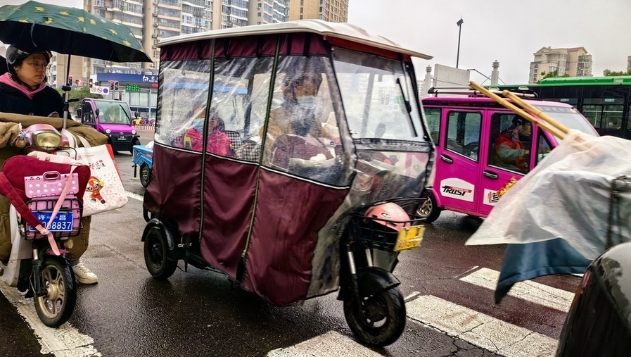 多地拟限制违规电动三,四轮车上路,"老头乐"乐不起来了?_腾讯新闻