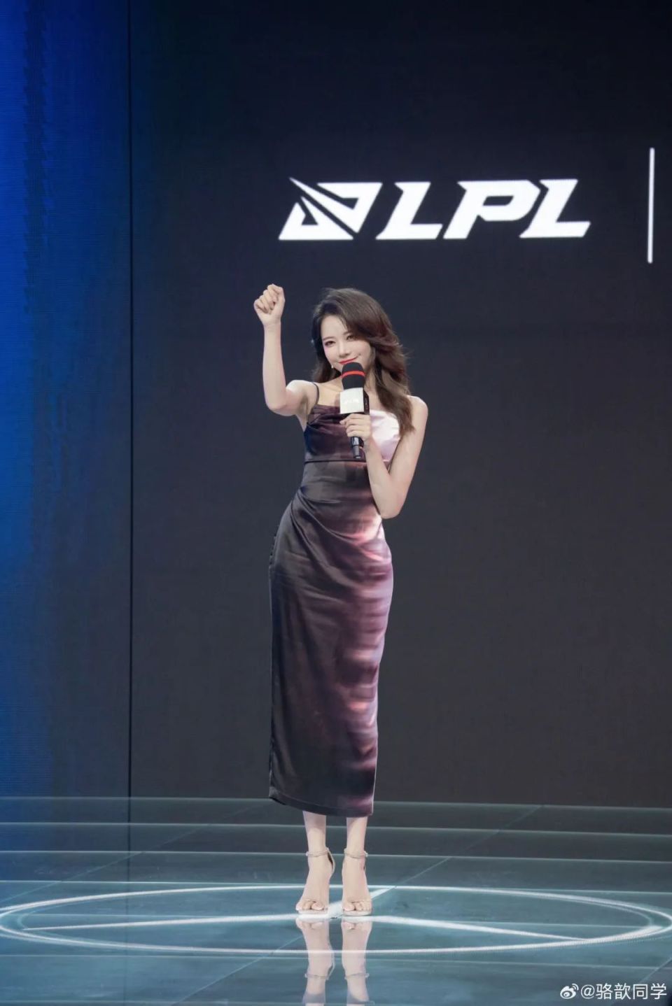 【lpl老婆】骆歆紫色长裙婀娜多姿,紫色果然有韵味