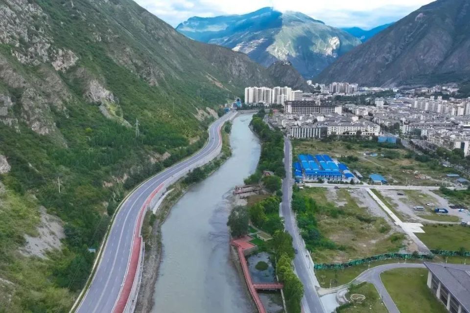 这是g544线双九段公路项目贯通的首座微瓦斯隧道,标志着g544线项目