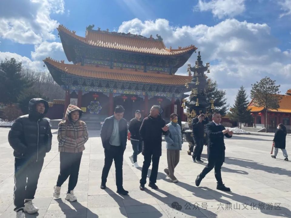 辽宁省红十字基金会副理事长张洪杰,著名艺人路遥一行6人赴六鼎山文化