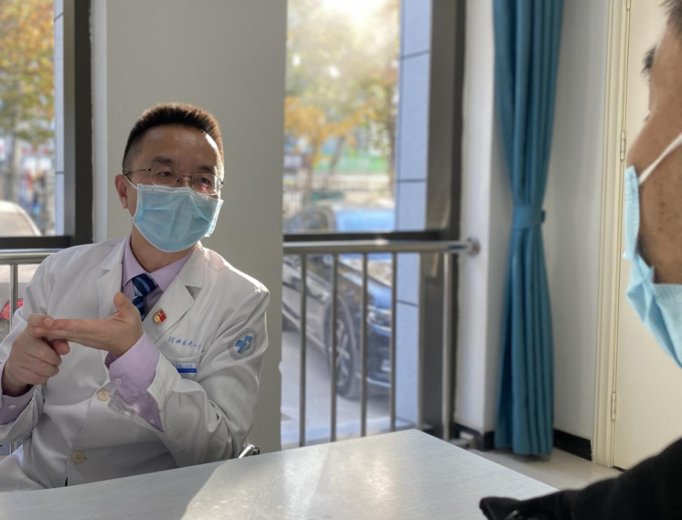 躯体共患科主任朱颀峰介绍,精神躯体共患病房的医生配置包含急诊科,心