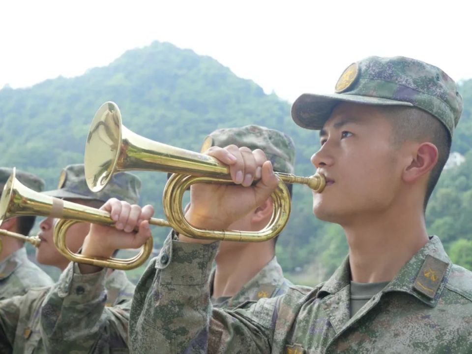 军号嘹亮,看司号员吹响强军"冲锋号"