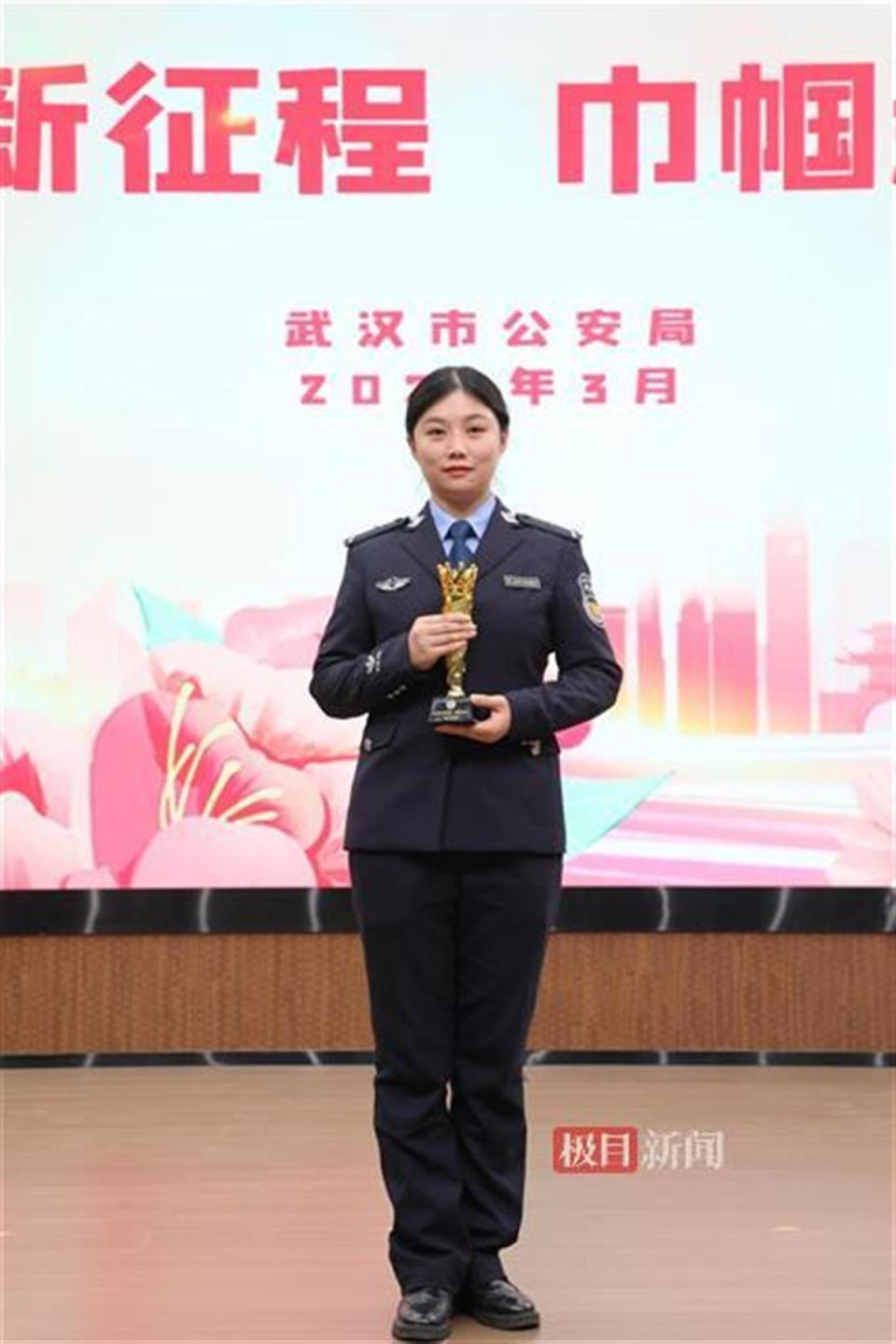 她的作品屡上街头大屏还登上长江灯光秀武汉女辅警绘就警察故事