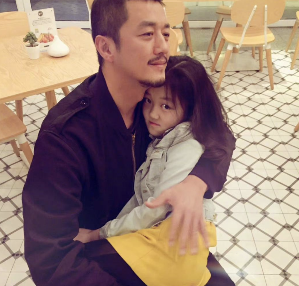 52岁李亚鹏直播哭穷引争议,李湘前前夫刷礼物,网友评论一针见血_腾讯