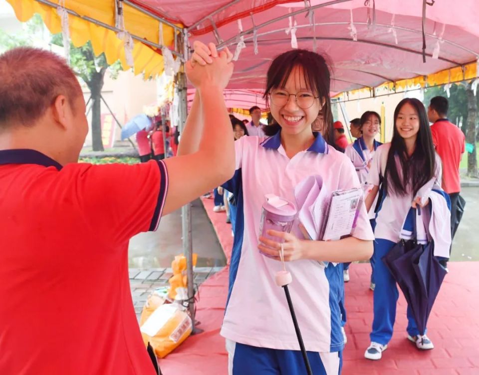 个考场外的你我他它属于05后正如今天的考场阳江市第三中学考点冯绍安