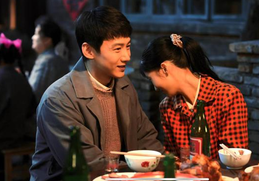 住在一个铁路大院里,随着年龄的增长,两个人慢慢走到了一起