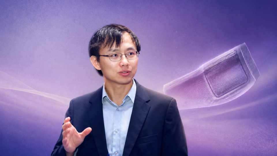 在很多人的印象里，终身教授意味着更稳定。但徐升过去十年的轨迹，几乎一直在主动进入更高风险、更长周期的新方向。从本科北京大学化学系毕业，到佐治亚理工大学获得材料科学与工程博士学位，再到伊利诺伊大学厄巴纳-香槟分校材料研究实验室从事博士后研究，由此越来越多地与电子、生物医学领域交叉。在加州大学圣地亚哥分校（UCSD）组建独立课题组时，他的研究方向从基础功能材料转向应用驱动的柔性可穿戴超声，并入选了《麻