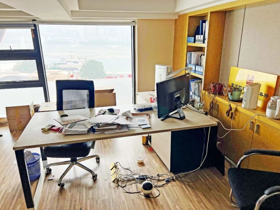 周影的母亲郭智玉在兴手付公司的办公室