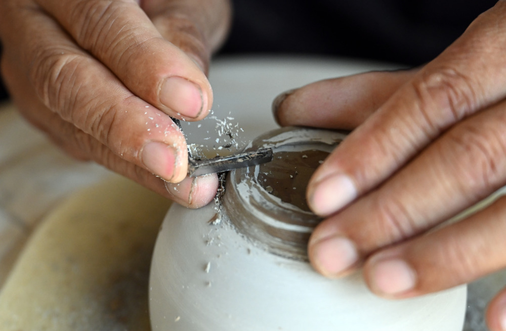 月24日,在位于界首市的阜阳科技工程学校,学生在学习界首彩陶烧制技艺
