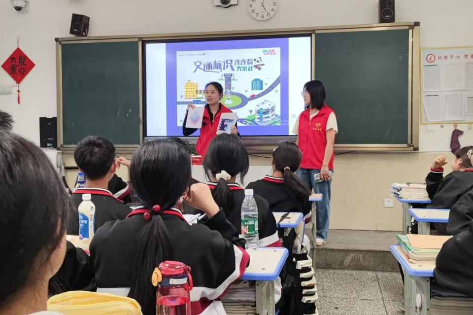 72志愿者在泸定中学讲解交通安全相关知识72泸定桥小学开展"青春