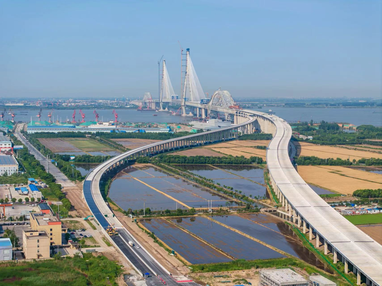 常泰长江大桥是长江上首座集高速公路,城际铁路,普通公路三种方式于