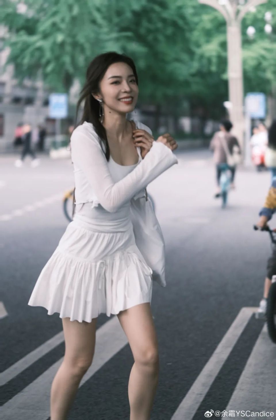 【lpl老婆】余霜来到四川大学,青春洋溢好像女大学生