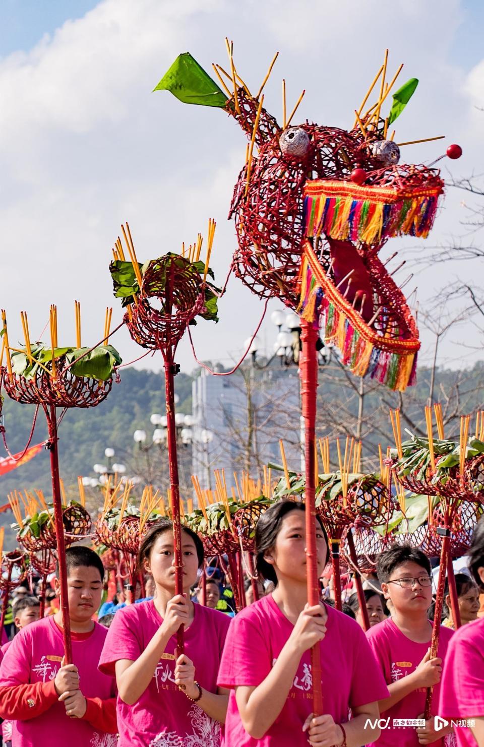 超强阵容,群龙共舞!珠海这场大巡游,外国友人称:很新奇
