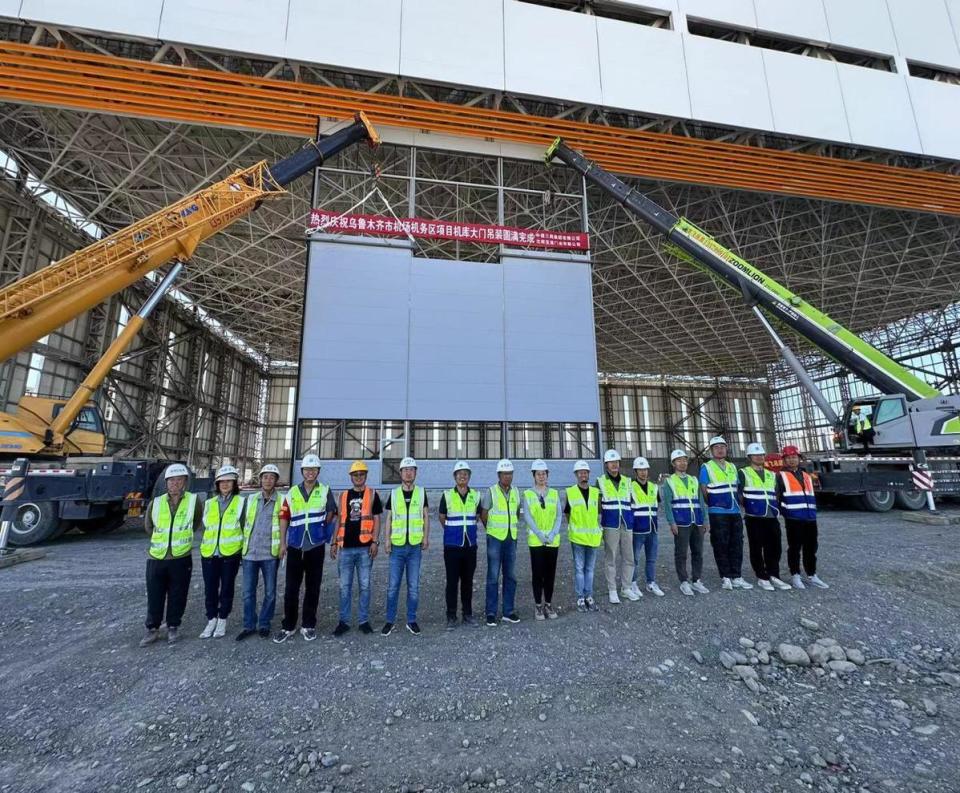 新疆最大维修机库大门吊装工作顺利完成