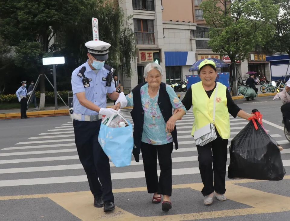 街头 "警" 色:他们用汗水换来万家平安出行