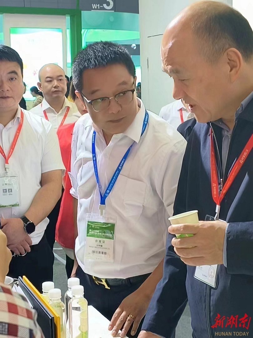 衡阳市委书记刘越高品鉴公司新产品金槐茶.