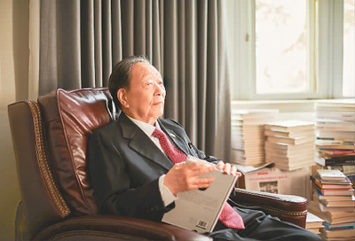 2006年1月,李德仁(左二)随测绘院士考察团到中国南极长城站考察.