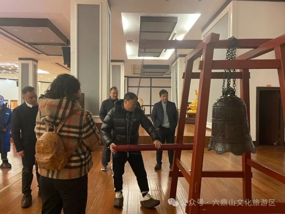 辽宁省红十字基金会副理事长张洪杰,著名艺人路遥一行6人赴六鼎山文化