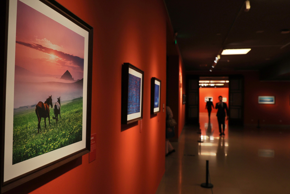 内蒙古印象摄影展在中国美术馆展出展示内蒙古真善美形象