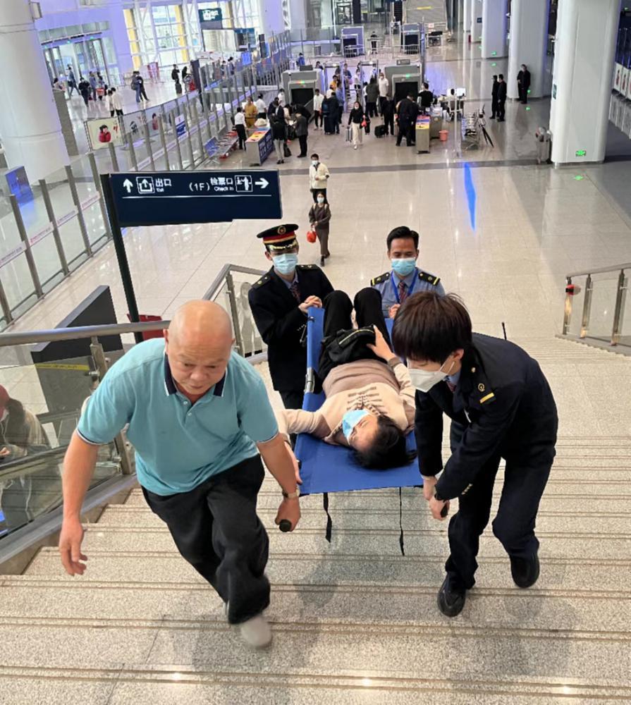 湛江西站开通绿色通道,让受伤"担架"旅客迈上回家路_腾讯新闻