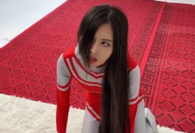 当女友偷穿奥特曼胶衣除了会鼓包还有六块腹肌网友根本不能忍