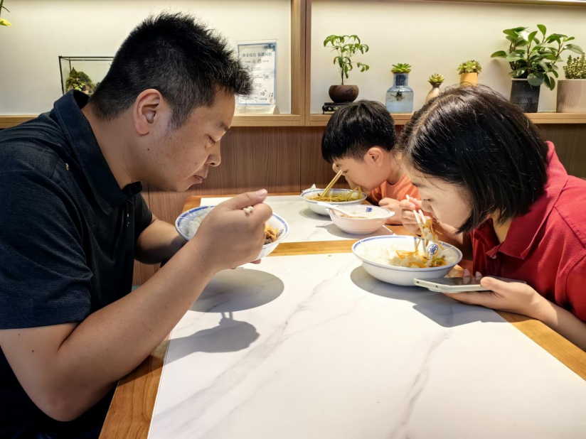 湖北宜昌:炒菜"机器人"上线 共享新时代便利