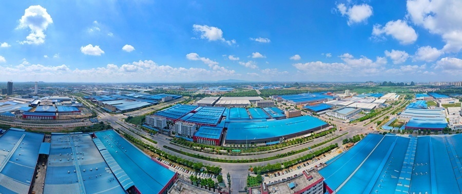 广西贵港市江南工业园.通讯员 刘志宁 摄木业装饰材料生产车间.