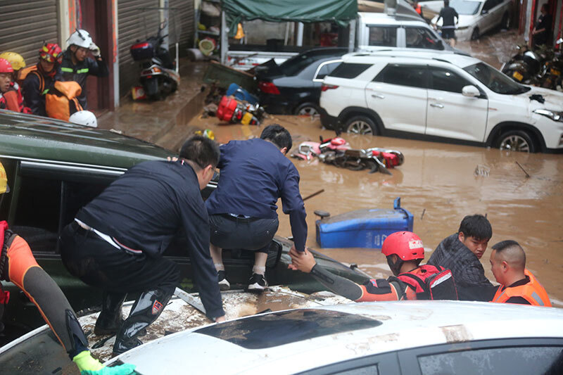 雲南彝良突發山洪 消防緊急轉移356名學生_騰訊新聞