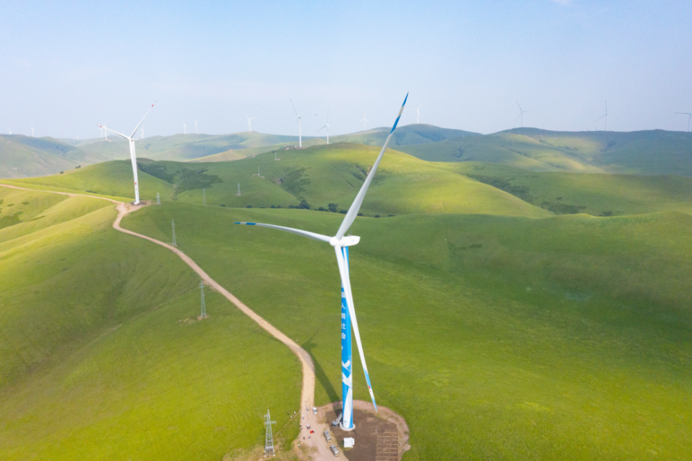 探访我国在运最大陆上风电基地,700多座风机筑起绿电"堡垒"