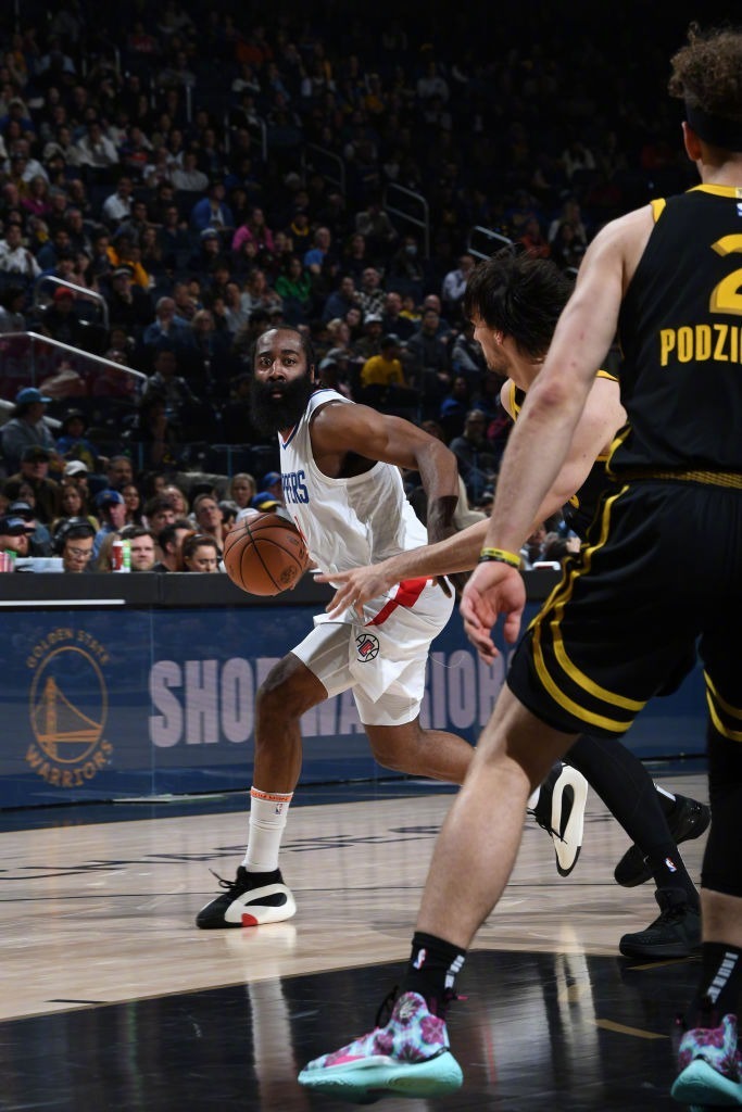 本场比赛,哈登出战40分钟22秒,投篮12投7中,三分球9中4,9罚8中,得到