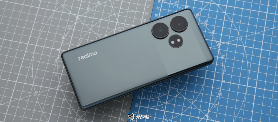 2099元起的骁龙8s gen 3,真我gt neo6评测:120w快充 顶级屏幕